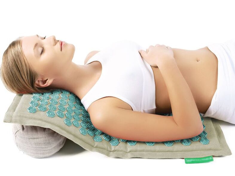 Aplicatorul cu ac ajută la ameliorarea spasmelor musculare în osteocondroza cervicală