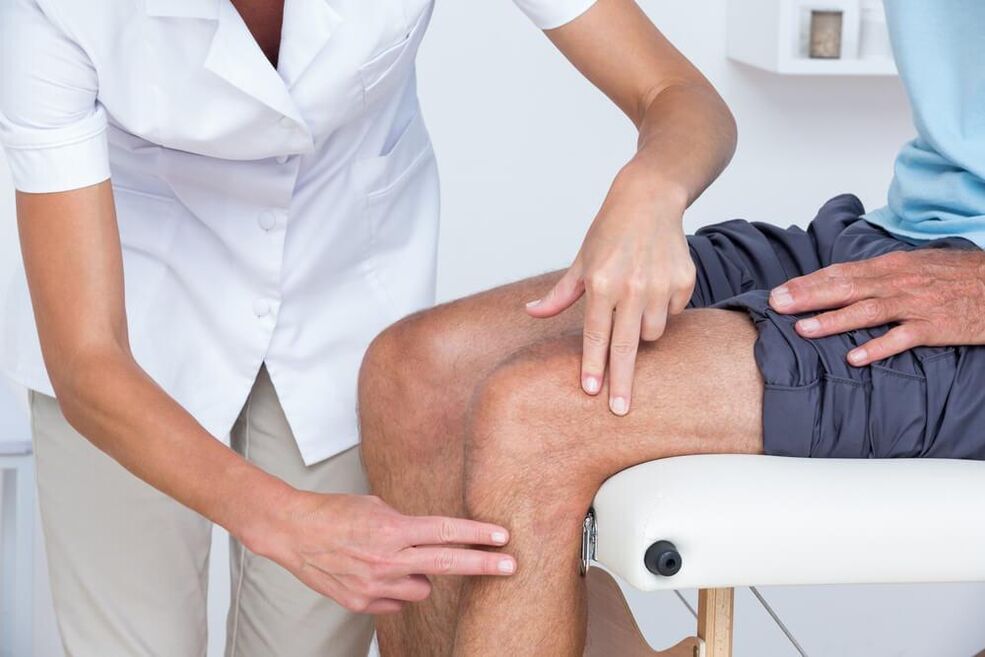 Examinarea de către un medic pentru diagnosticarea artrozei articulației genunchiului